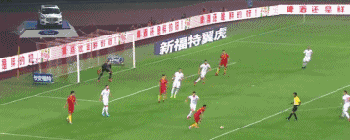 武磊禁区射门被挡出