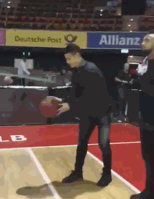 J罗飚三分模仿勒布朗-詹姆斯庆祝