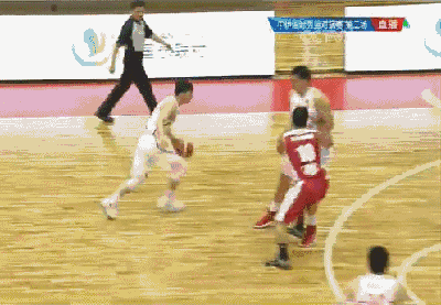 高尚摘板后撤步三分打进首节最后一攻