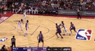 艾顿篮下吃饼，双手暴扣！