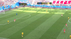 利用英格兰队整体逼抢态势，比利时队的快速冲击战术