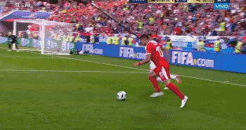 米特洛维奇跟上高高跃起一记甩头