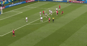 孙兴慜禁区外围晃开角度一脚