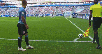 拉克索尔特一脚远射，皮球打在切里舍夫身上出现折射