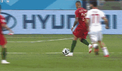 夸雷斯马禁区前沿右脚外脚背兜射