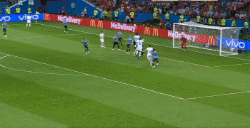 佩佩禁区内接应传球头球破门