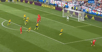 林加德得球后传中到禁区，阿里头球破门