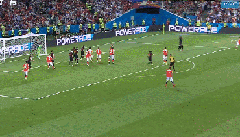 费尔南德斯高高跃起头球破门