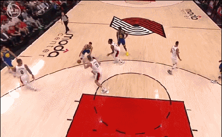 库里身体失衡强行上篮打高板2+1