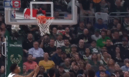 雄鹿队字母哥反向空接漂移暴扣2+1