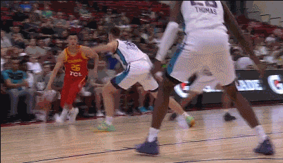 周琦篮下捡漏上演血腥狂暴扣篮