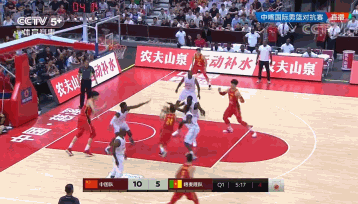 周琦篮下接赵继伟秒传后暴扣