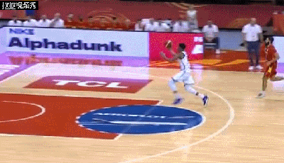 字母哥抢断快攻一条龙暴扣