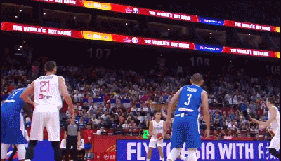 约老师往上一抛助攻米卢蒂诺夫空接暴扣