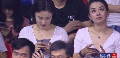 周琦妻子忙着玩手机