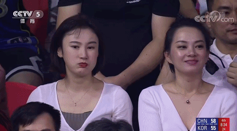 周琦连得4分，妻子嘟嘴若有所思