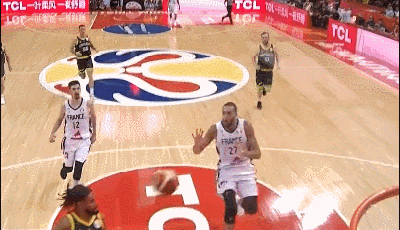 戈贝尔下顺接球暴扣