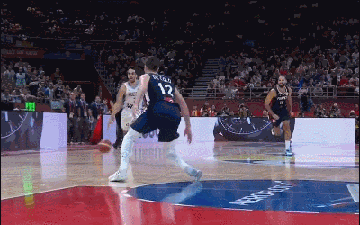 坎帕佐不看人传球助攻戴克滑翔上篮