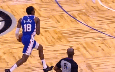 西蒙斯高速移动接高难度空接，单臂劈扣！