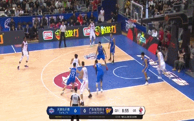 一个帅字儿 胡明轩空中换手上篮打进2+1