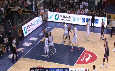 小个也能打内线 赛克斯接击地虚晃一枪打进还造犯规