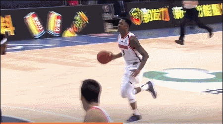 易建联快攻接球双手重扣燃爆全场