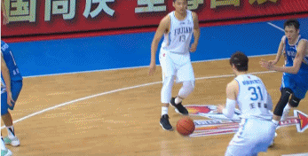 王哲林关键上篮反超江苏1分