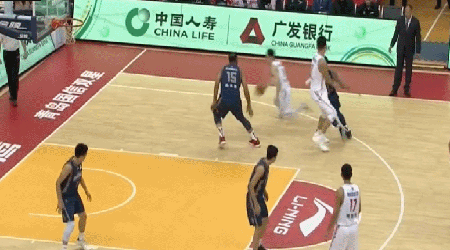 赵泰隆溜底线突破反手上篮轻松打进