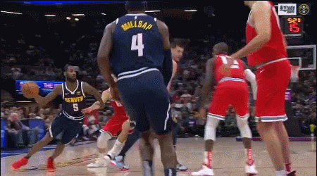 巴顿借掩护闯进禁区双手重扣