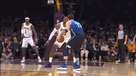 东契奇后撤步三分颜射詹姆斯