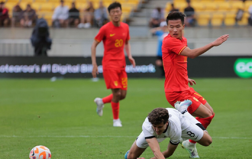 国足1-2不敌新西兰