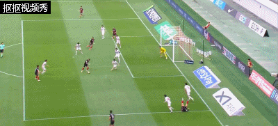 卢卡斯在禁区内得球后凌空抽射被安俊洙扑出