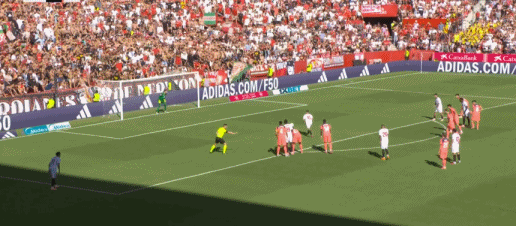 桑切斯主罚点球命中，为塞维利亚先拔头筹，塞维利亚1-0巴塞罗那