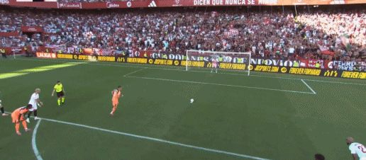 莱万多夫斯基主罚的点球偏出球门，错失扳平良机