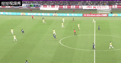 中村敬斗凌空打门，巴西后卫解围不及将球挡入门中，日本2-2巴西