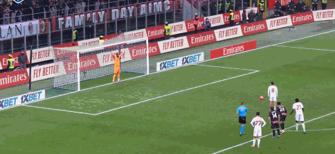 斯坦丘主罚将球踢飞错失取胜良机