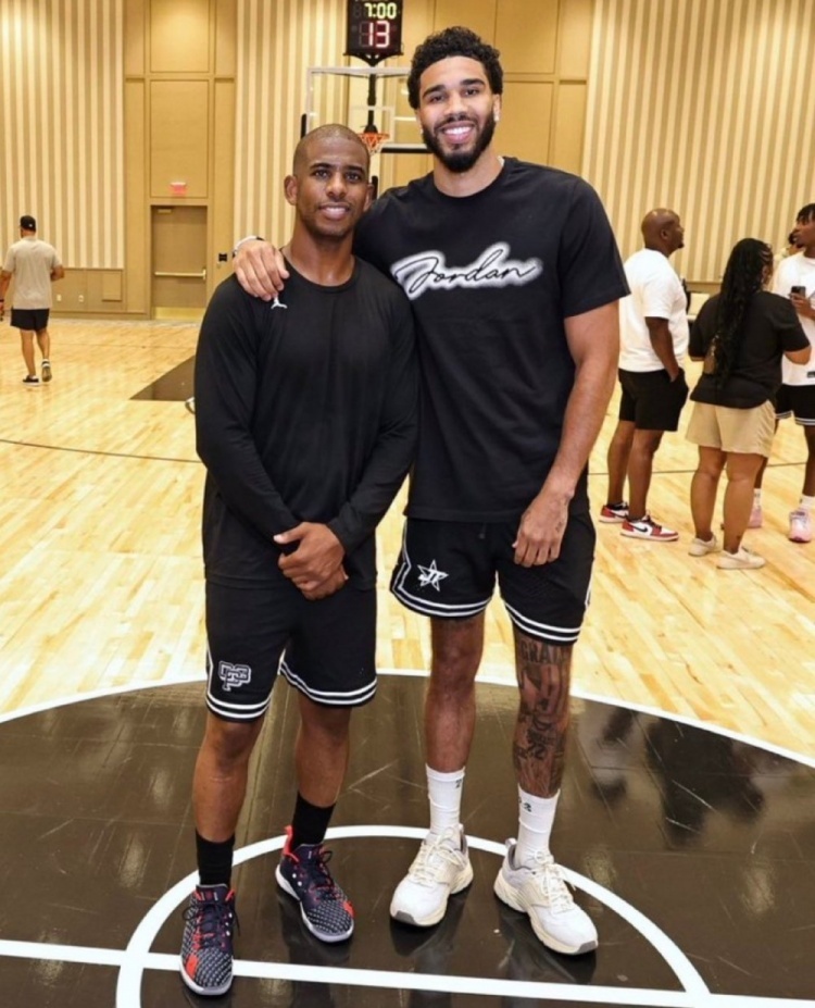 塔图姆与克里斯·保罗合办训练营并合照