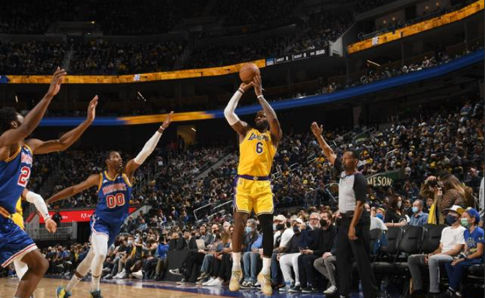 詹姆斯在对阵勇士的比赛中以三分的形式加冕历史得分王