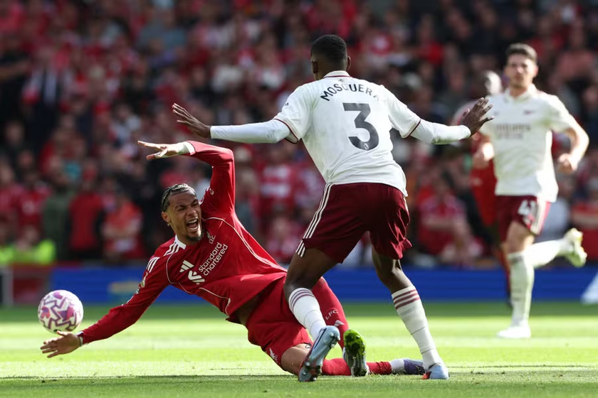 埃基蒂克在与莫斯克拉的拼抢中倒地