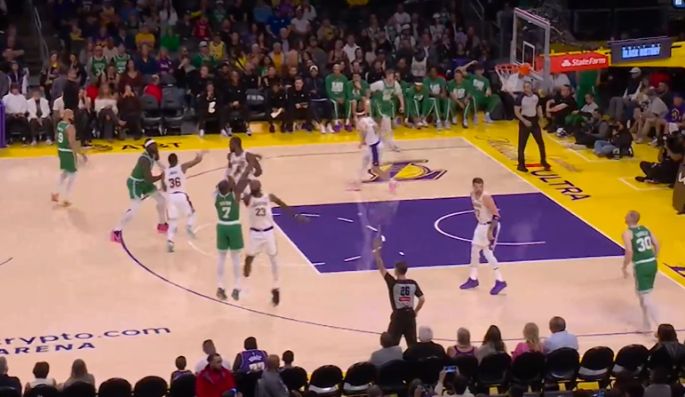 布朗此役砍下32分8篮板7助攻3抢断