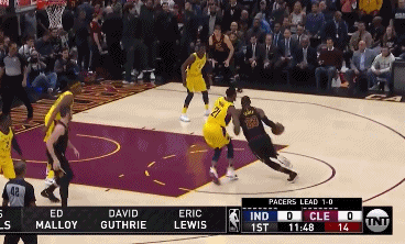 詹姆斯突破，转身后仰投篮命中！