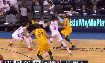 爵士双塔之间的配合，戈贝尔低手助攻费沃斯双手暴扣！