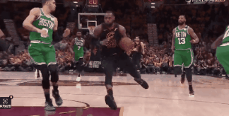 詹姆斯快攻1打2