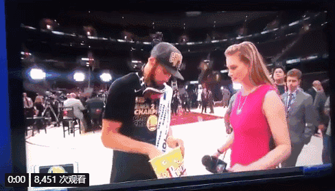 库里场边采访时喂女记者爆米花