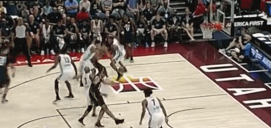 朗尼招牌小打大上反篮！