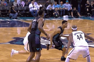 33岁的“魔兽”依旧具备篮下统治力