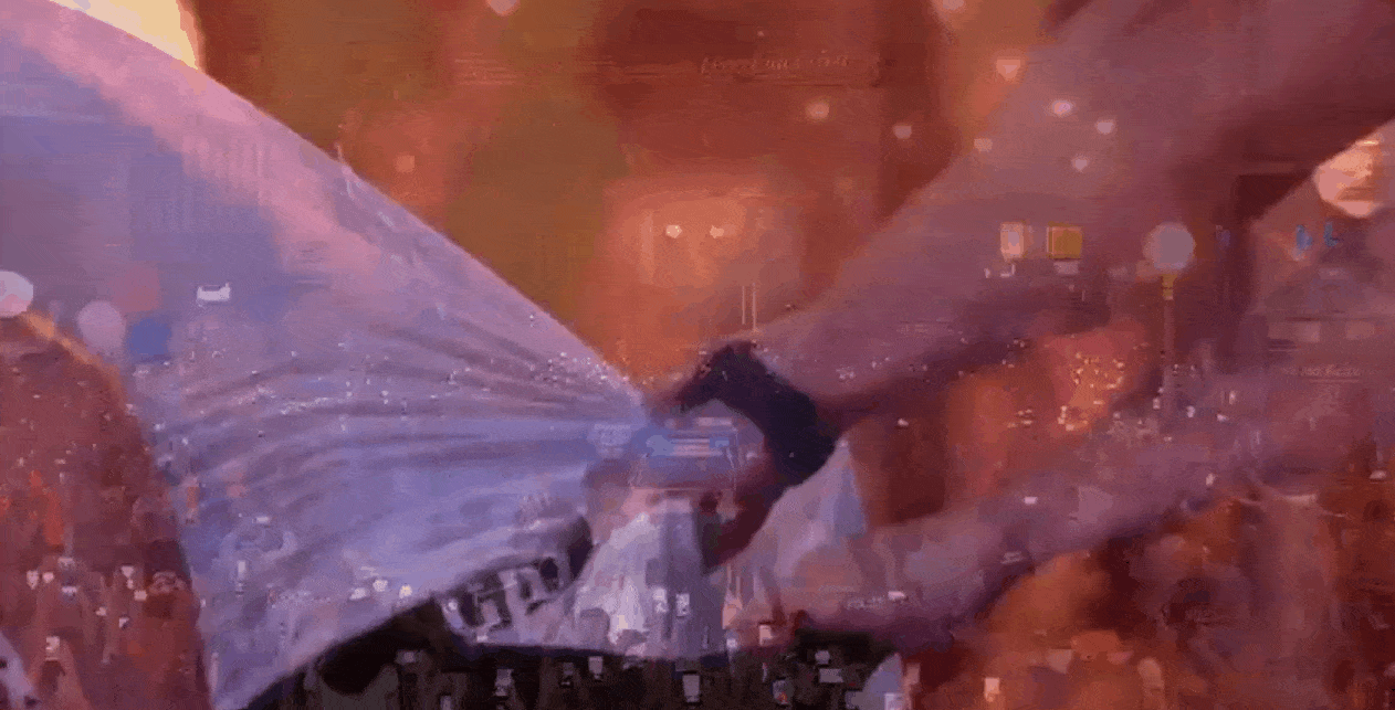 为防止维达庆祝跌下大巴，各队友拉住了他的裤子...