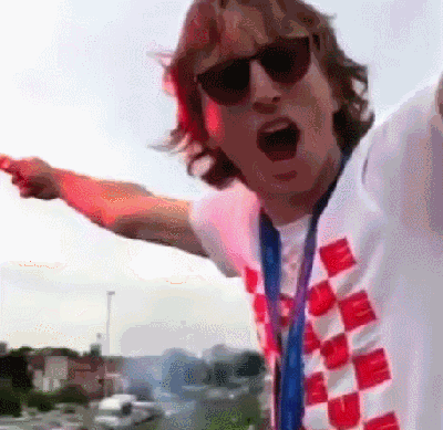 魔笛心情大好，点燃燃烧棒庆祝