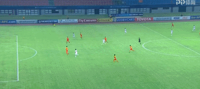 徐皓阳带球被断，塔吉克斯坦攻破国青队大门