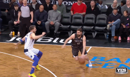 独行侠队哈里斯大马金刀晃倒东契奇